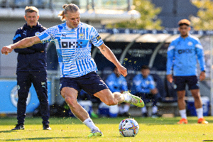 哈兰德在训练中射门的精彩瞬间